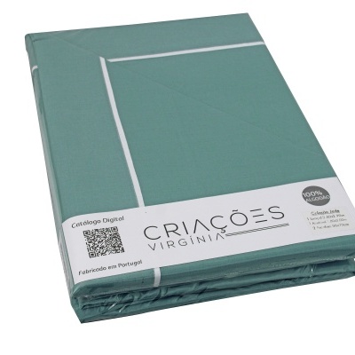 Conjunto de roupa de cama verde com etiqueta branca da marca CRIAÇÕES VIRGINIA