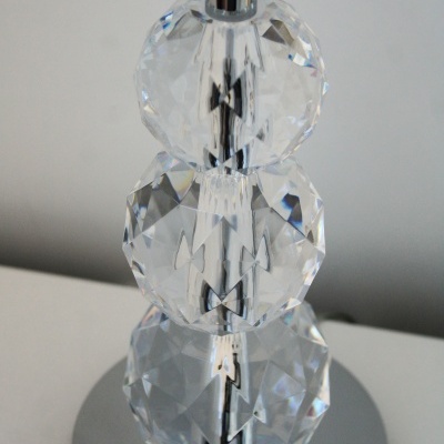 Candeeiro com estrutura metálica e esferas de cristal facetadas.