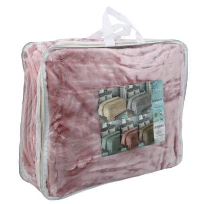 Manta cor-de-rosa embalada em saco plástico com alças brancas e etiqueta com imagens de outras mantas