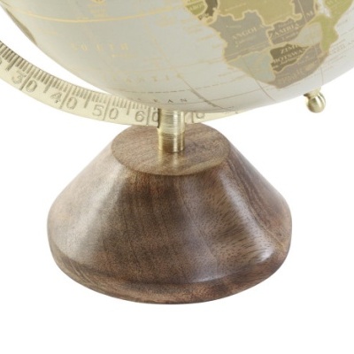 Base de globo terrestre em madeira com arco de metal e parte do globo visível em cores neutras