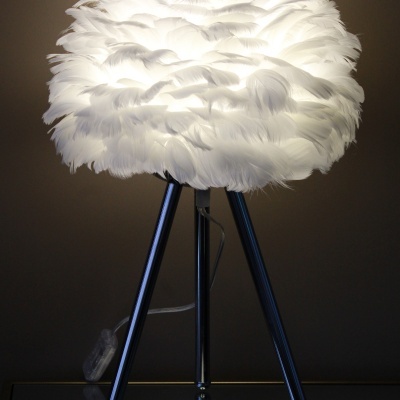Candeeiro de mesa com abajur de penas brancas e base metálica tripé preta