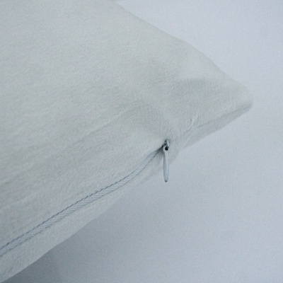 almofada branca com fecho