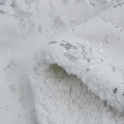 tecido branco com padrão metálico prateado e interior felpudo