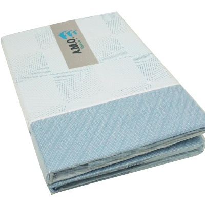 Colcha azul clara e branca com padrão geométrico, etiqueta AMQ Decoração