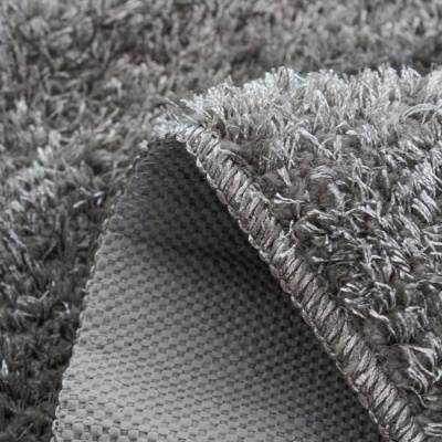 Tapete cinza felpudo com base antiderrapante