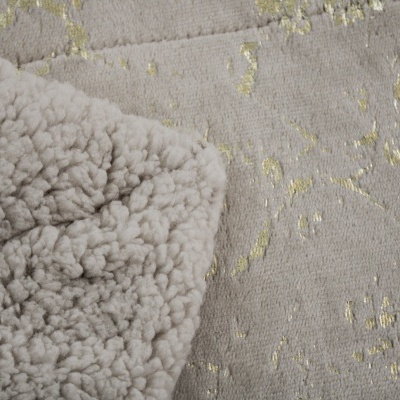 Pano cinzento felpudo com detalhes dourados em fundo cinzento têxtil