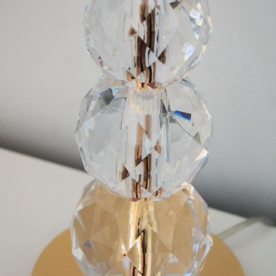 Base de candeeiro com esferas facetadas em vidro e estrutura dourada