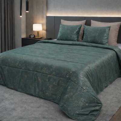 Conjunto de cama verde escuro com padrão dourado em quarto moderno com candeeiros e cortinas.