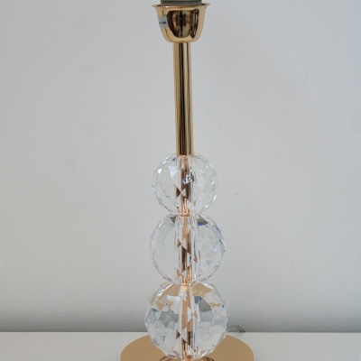 Candeeiro de mesa dourado com esferas de cristal