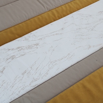 Colchão com faixas dourado, bege e padrão branco marmoreado