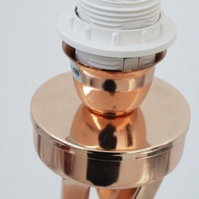 Suporte metálico dourado para lâmpada com encaixe branco