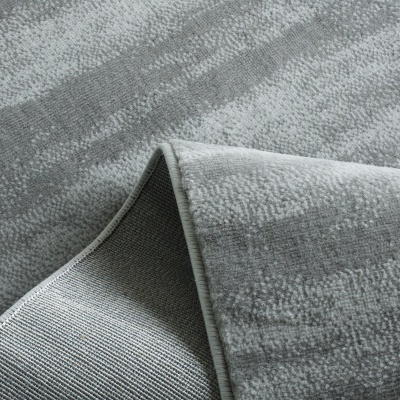 Tapete cinzento com padrão abstrato e bordas costuradas