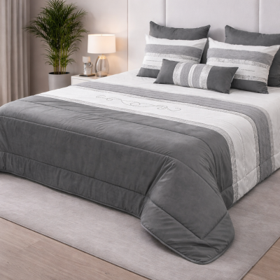 Cama com colcha cinza e branca e almofadas decorativas em quarto moderno