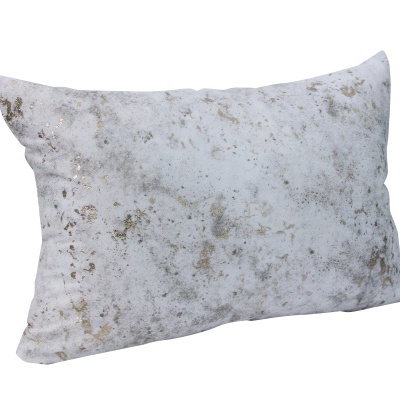 Almofada retangular branca suja com manchas acastanhadas