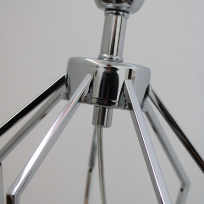 Candeeiro suspenso de metal cromado com design geométrico