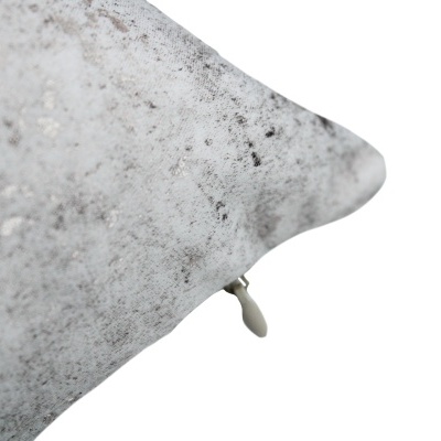 Fronha cinzenta com padrão manchado e fecho de correr