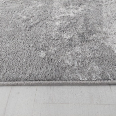 Tapete cinza felpudo com padrão irregular