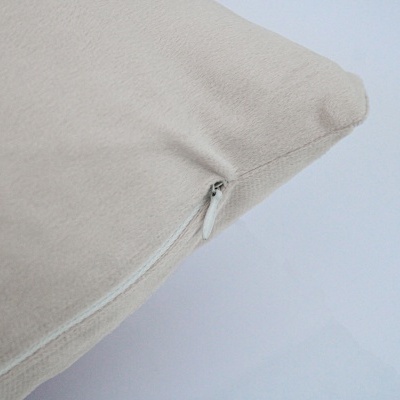 Capa de almofada bege com fecho de correr