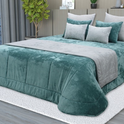 Cama de casal com edredão veludo verde água e almofadas cinza claro