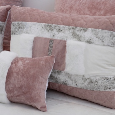 Almofadas decorativas em rosa, branco e cinza com texturas variadas