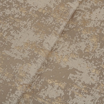 Tecido decorativo bege e dourado com padrão abstrato e textura metálica