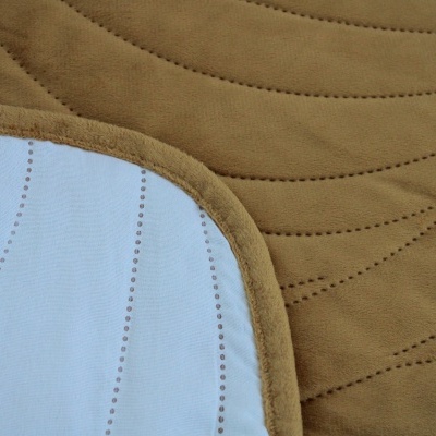 Tapete decorativo castanho e bege com padrão de linhas curvas e textura artística.