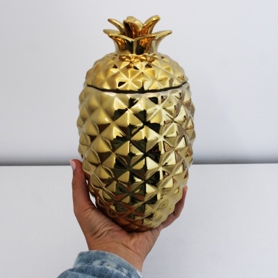Recipiente decorativo dourado em forma de abacaxi com textura facetada