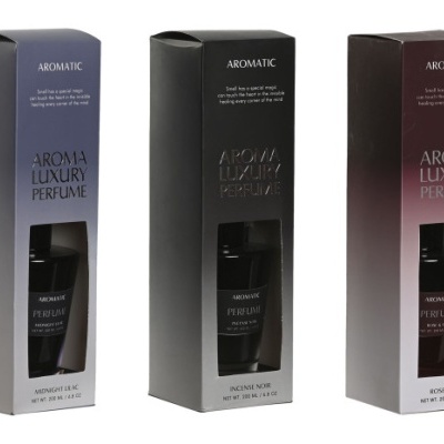 Caixas de perfumes AROMATIC AROMA LUXURY PERFUME em azul, preto e vermelho com frascos visíveis