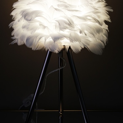 Candeeiro de mesa com abajur de penas brancas e base tripé preta
