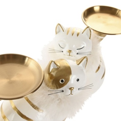 Suportes para velas em forma de gatos brancos com detalhes dourados e pratos metálicos dourados