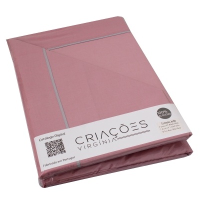 Conjunto de roupa de cama rosa com embalagem branca e texto CRIAÇÕES VIRGINIA