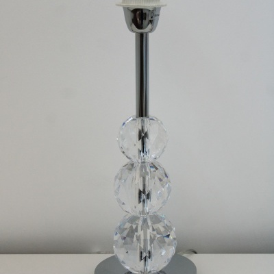 Candeeiro de mesa com base metálica e bolas facetadas de vidro