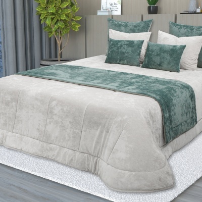 Conjunto de cama cinza claro e verde água com textura aveludada e decoração de quarto moderna