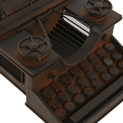 Máquina de escrever antiga castanha-escura com teclas redondas e rodas laterais