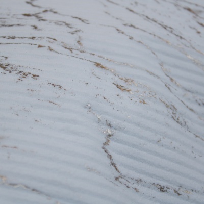 tecido branco com riscas e manchas castanhas