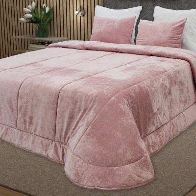 Edredão cor-de-rosa aveludado com almofadas na cama em quarto moderno