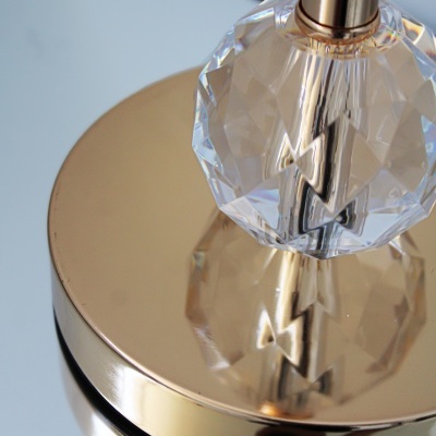 Base de candeeiro dourada com esfera de vidro facetada