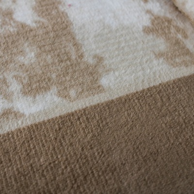 Tapete castanho claro com padrão floral em branco e bege