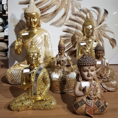 Estátuas de Buda douradas e bronze com decoração, em várias posições.