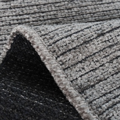 Tapete cinza com padrão de riscas verticais e fundo preto antiderrapante