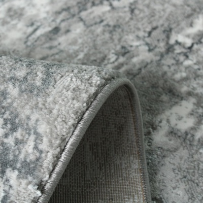 Tapete cinza claro e escuro com padrão abstrato e bordas costuradas