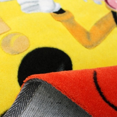 Tapete colorido com personagens animados e verso em tecido cinza