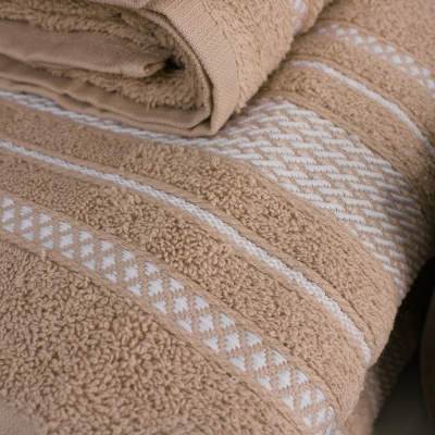 Toalhas de banho bege com padrão branco