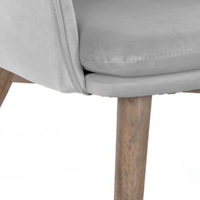 Pormenor de cadeira cinzenta com pernas de madeira clara
