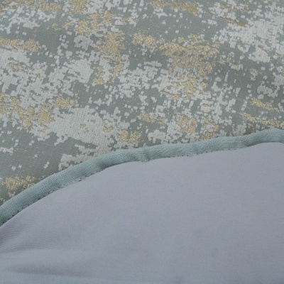 Tecido padrão abstrato cinza, branco, dourado e tecido liso cinza claro com costura azul esverdeada