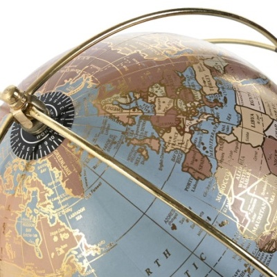 Globo terrestre decorativo com suporte metálico dourado mostrando continentes e texto