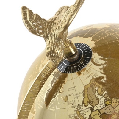 Globo terrestre dourado com pássaro decorativo e mostrador circular