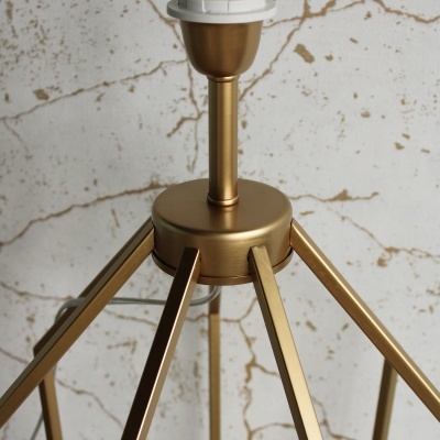 Candeeiro de teto dourado com suporte branco sobre fundo marmoreado