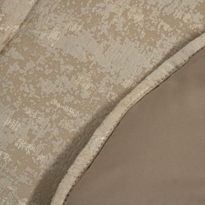 Tecido bege com padrão brilhante e tecido castanho claro liso com costura