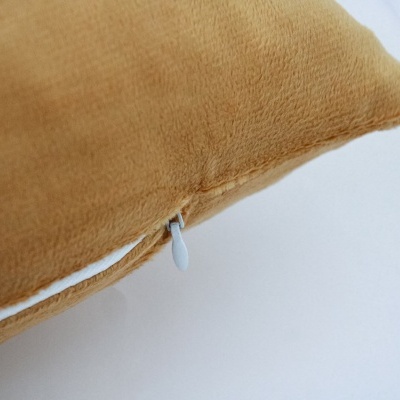 Capa de almofada castanha clara com fecho de correr branco